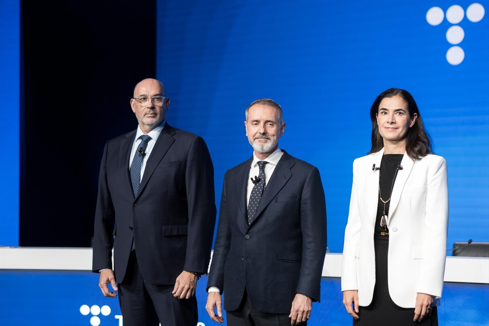 Marc Murtra, centro, consejero delegado de Telefónica, junto a otros directivos