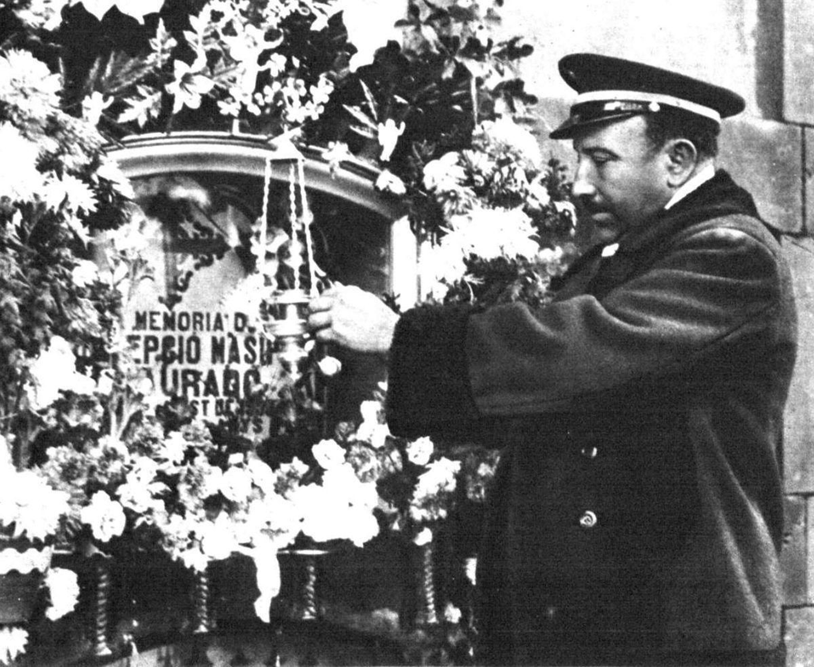 El guardián del viejo cementerio de Barcelona.