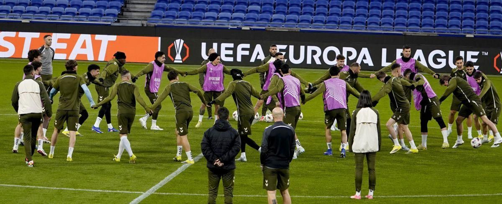 La plantilla del Celta ya pisó ayer el césped del macroestadio del Lyon.