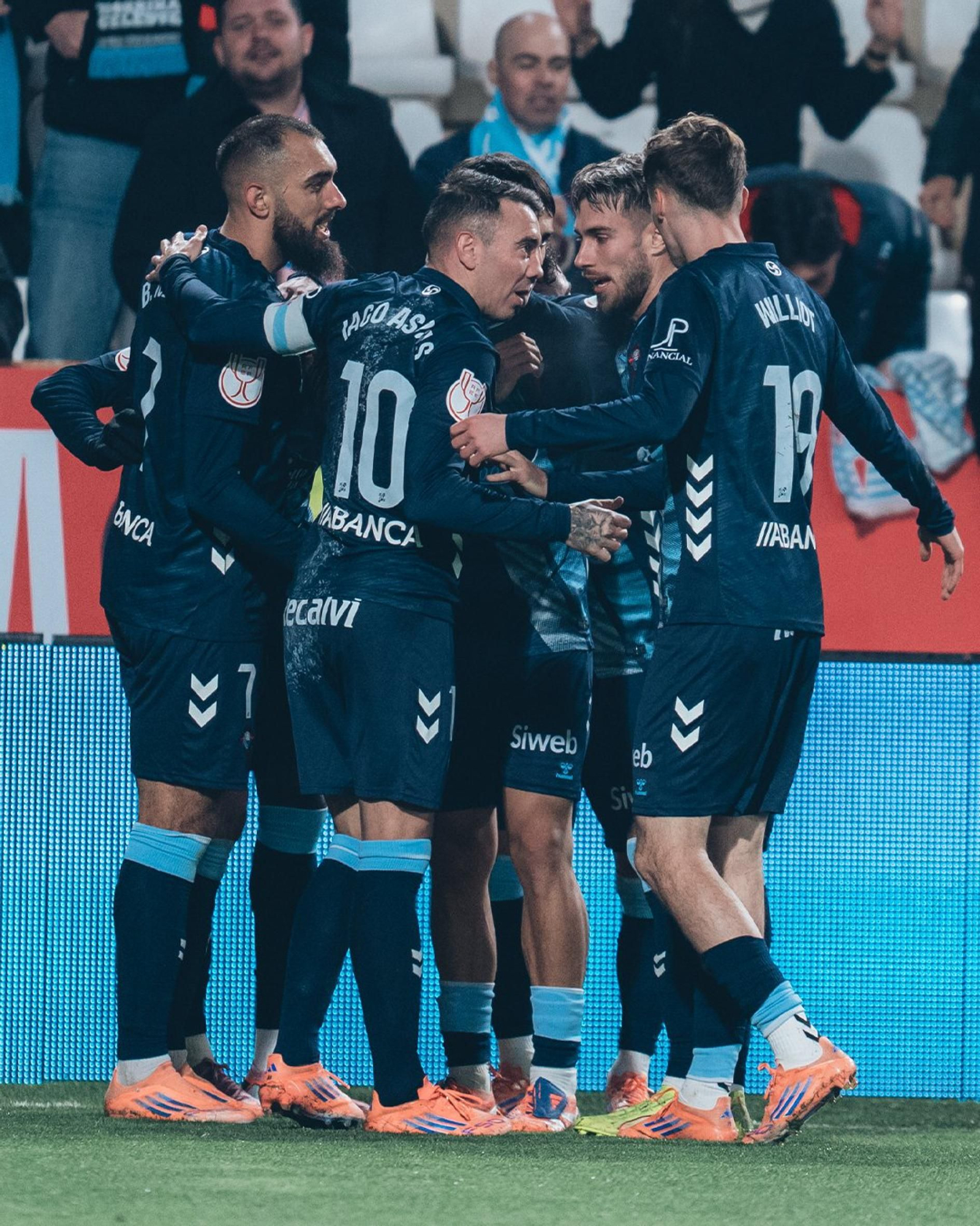 La piña celeste tras el gol de  Borja Iglesias en Albacete.