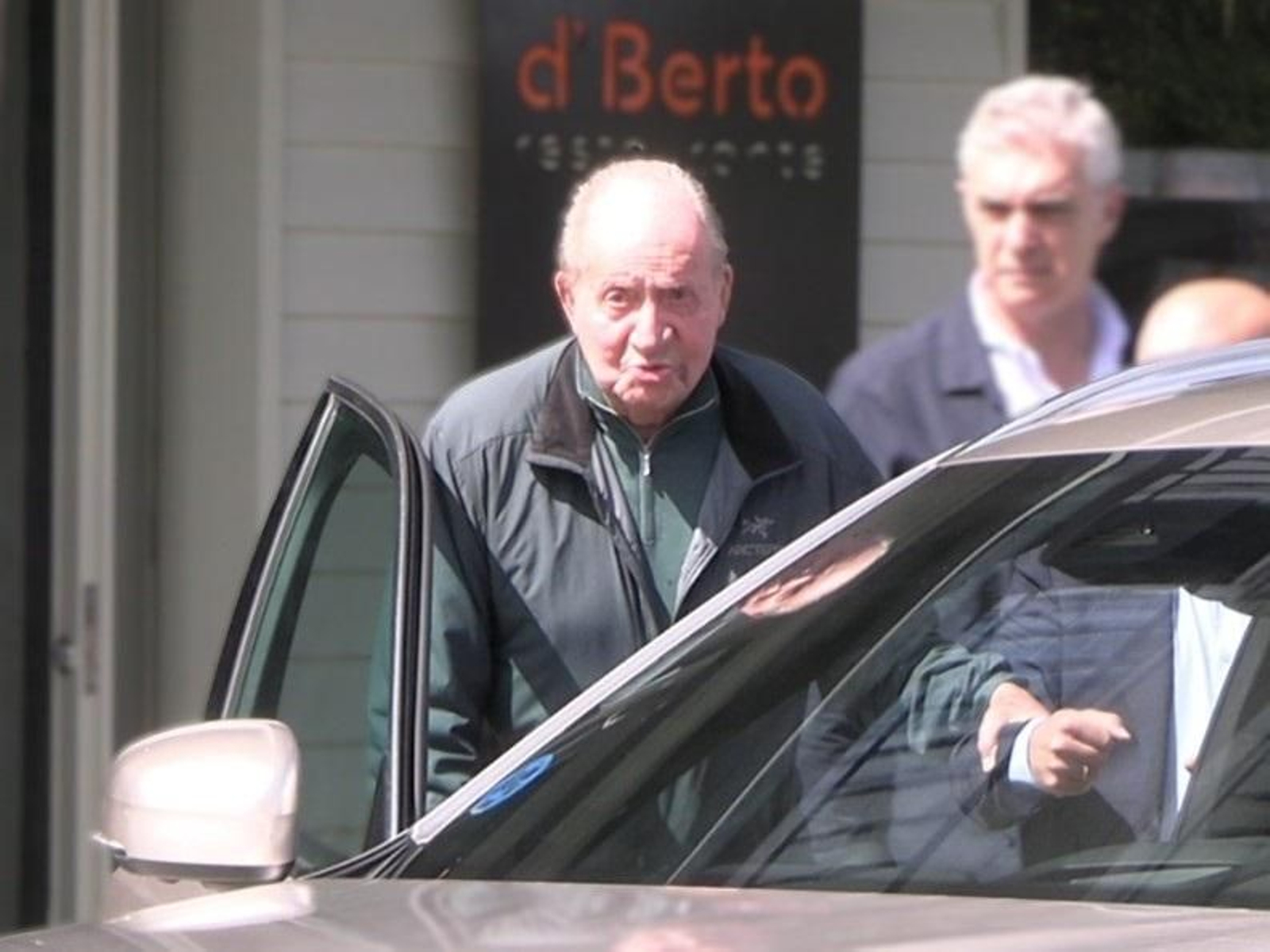 El rey Juan Carlos a la salida de la marisquería D'Berto de Sanxenxo.