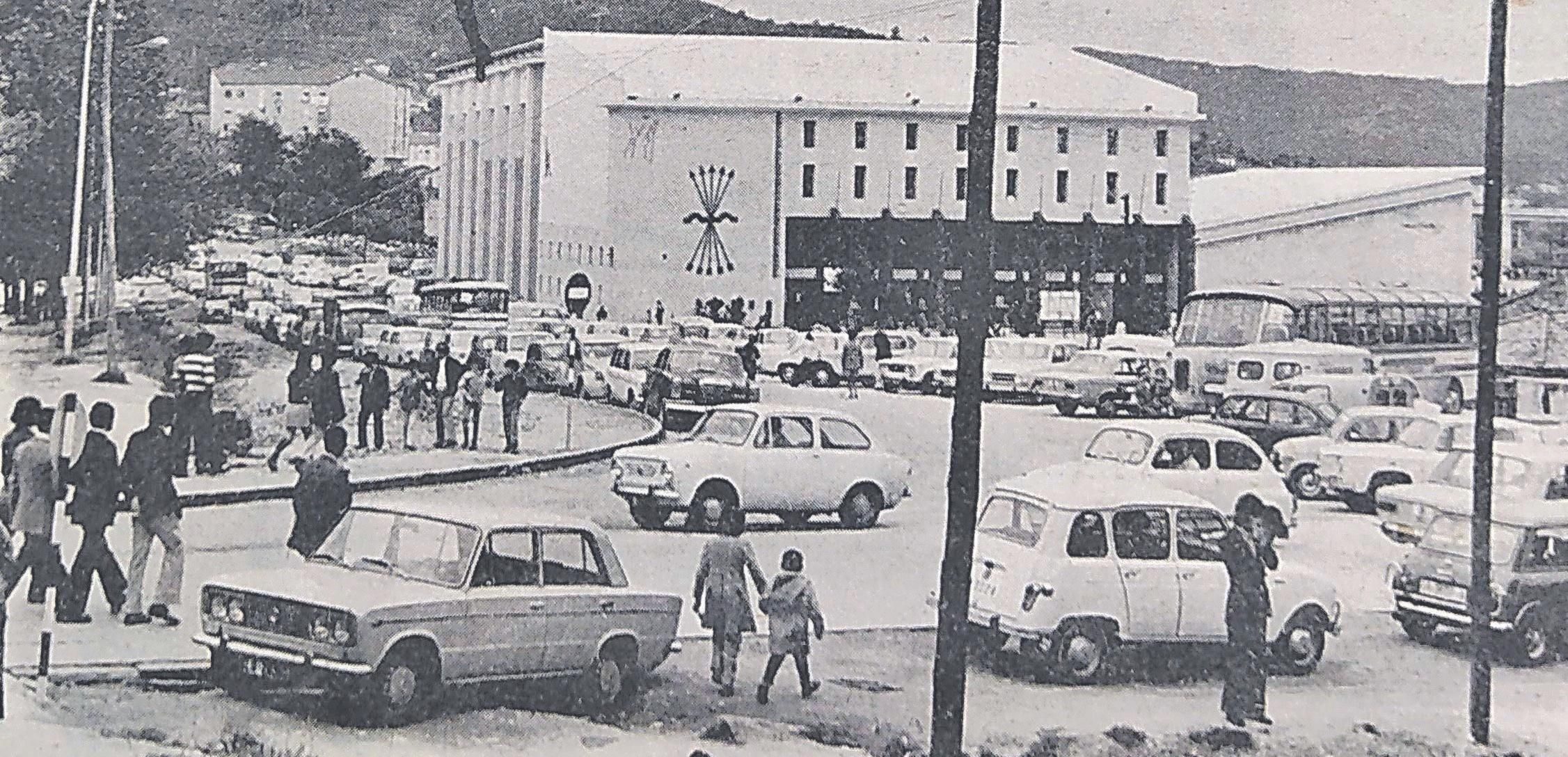 Exteriores del Pabellón de Deportes los domingos