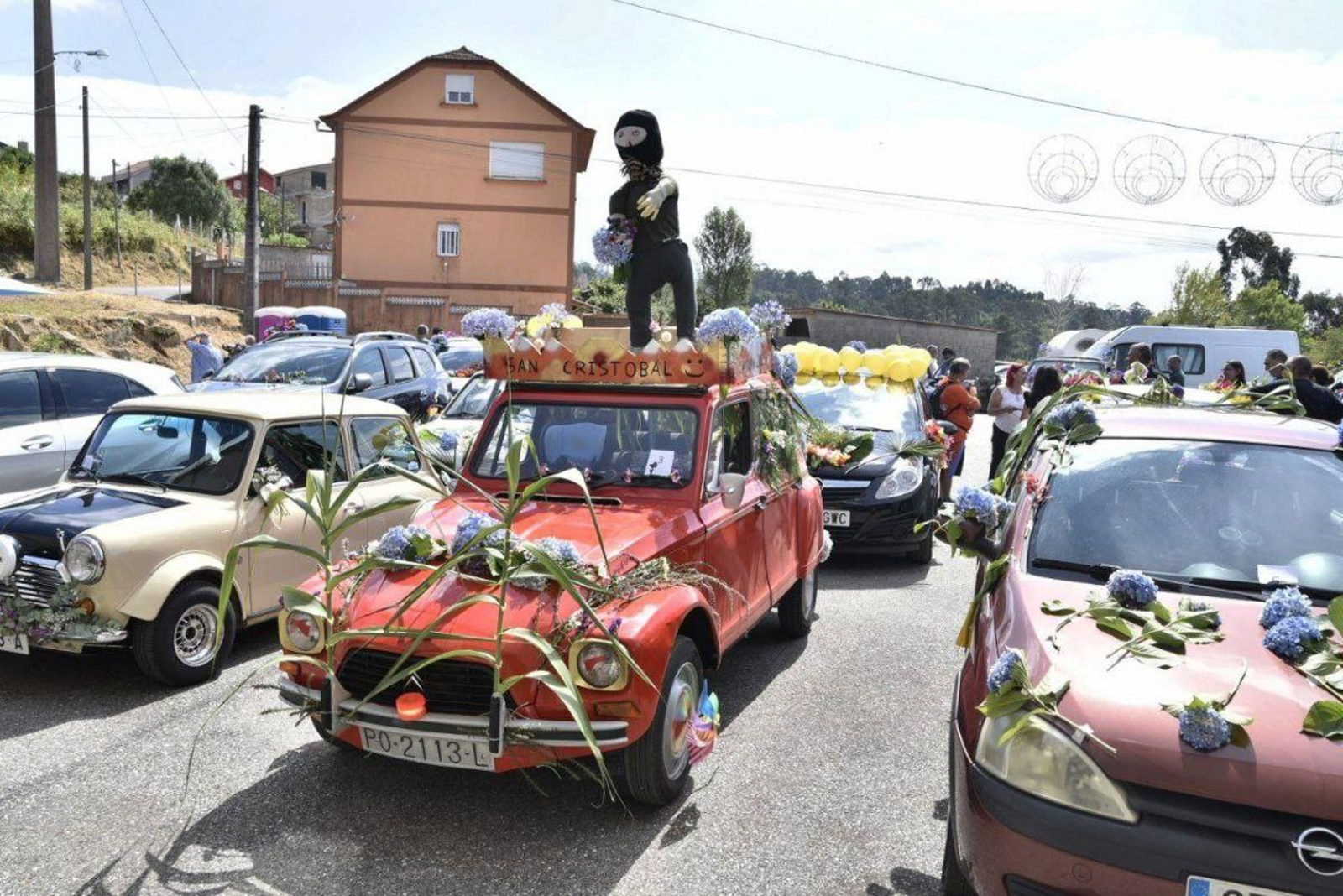 Coches engalanados con flores que participaron en el concurso de San Cristóbal.