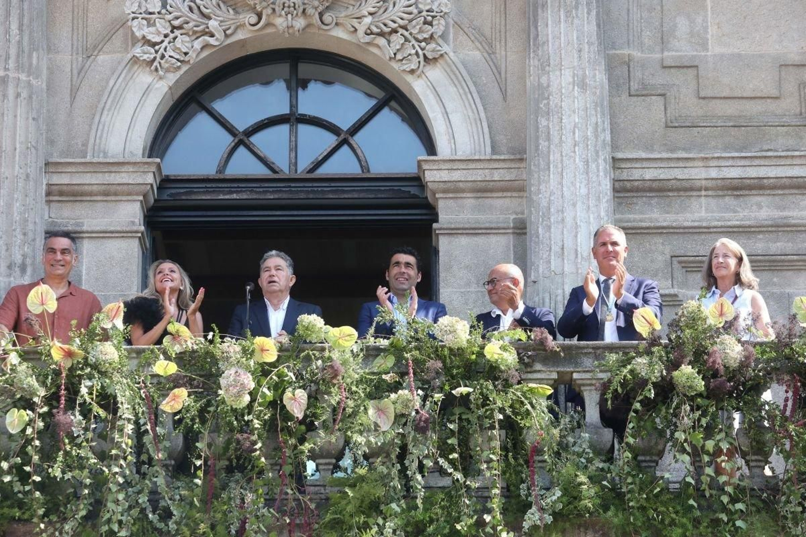 La pregonera (segunda por la izquierda), con el alcalde, el presidente de la Diputación y otras autoridades.