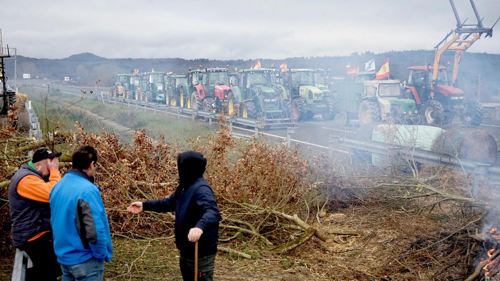 Galería | Paja, pallets, neumáticos y altavoces convierten la A-52 en el campamento base de la tractorada