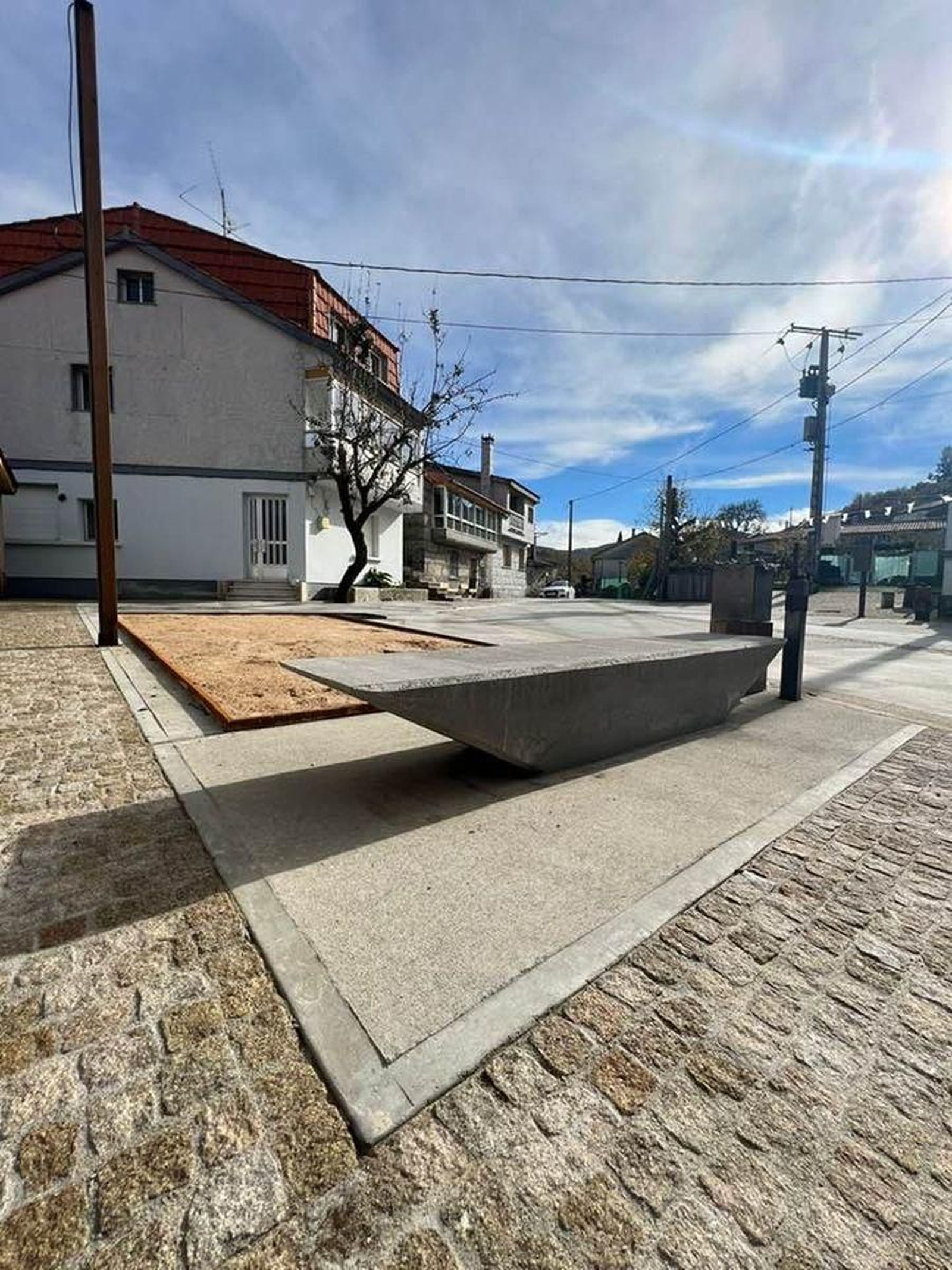 La plaza de Xacebáns estrena pavimento, bancos y una zona para jugar a la “chave”