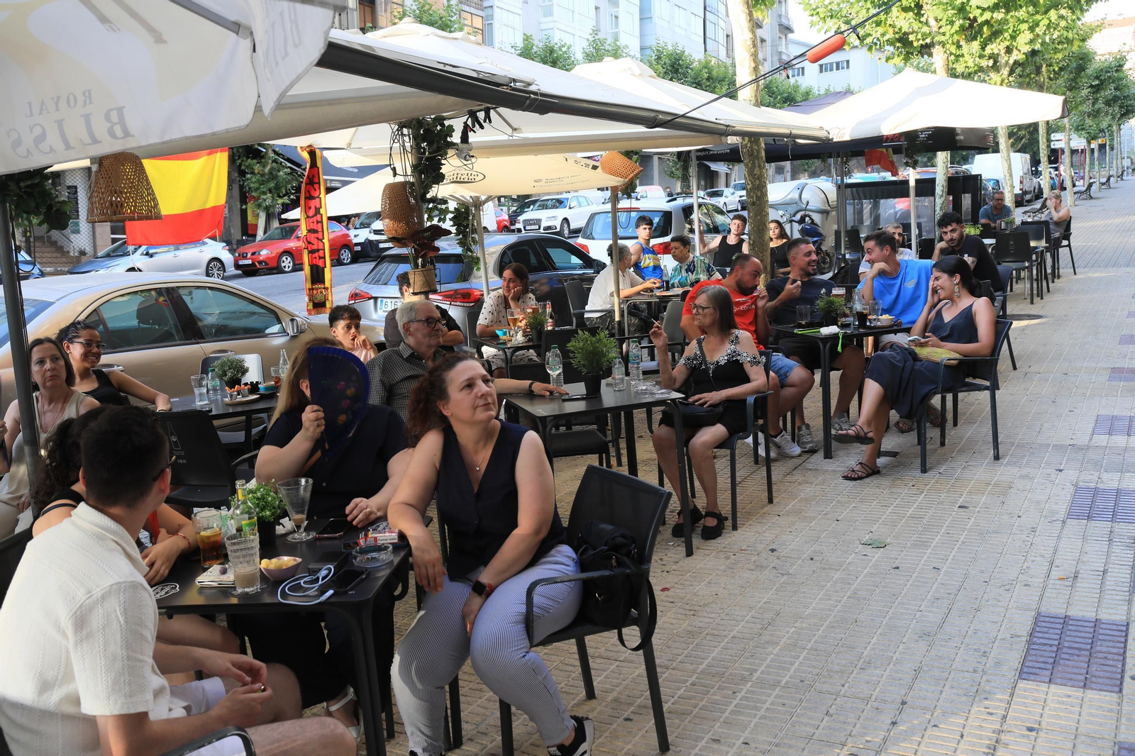 Galería | Ambiente y expectación en las terrazas de Ourense para disfrutar del partido de la selección española ante Portugal , en fotos