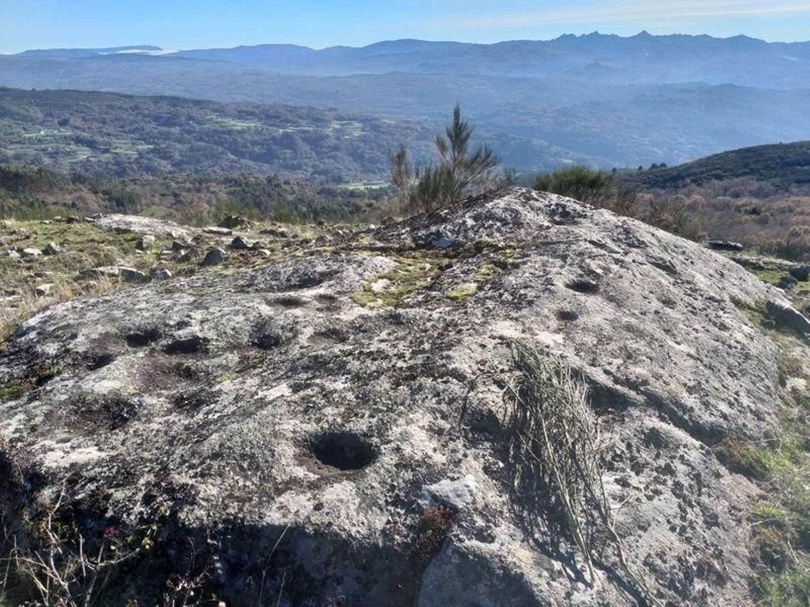 Las "cuncas" escavadas en la piedra que corona el castro de Crastelo, en Lobeira.