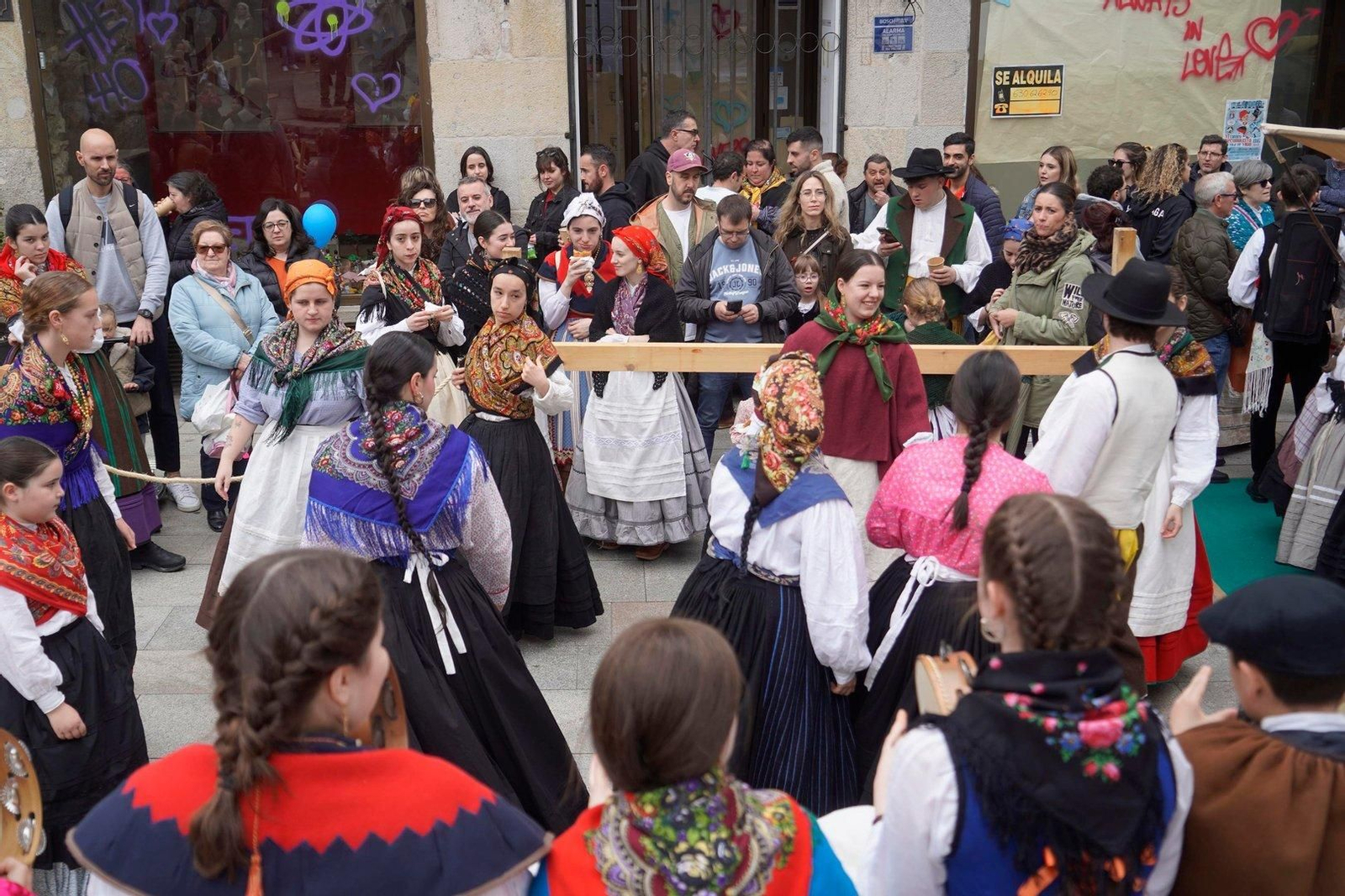 Gente vestida de época por la Reconquista.
