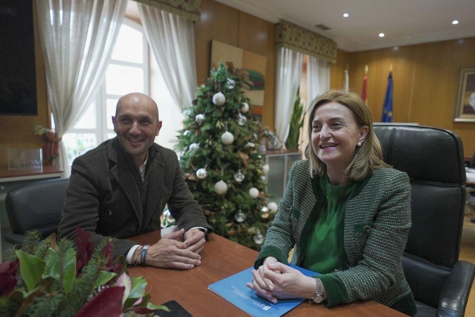 Alejandro Lorenzo y Elena Rivo, reunidos ayer en el despacho de la Alcaldía de Porriño.