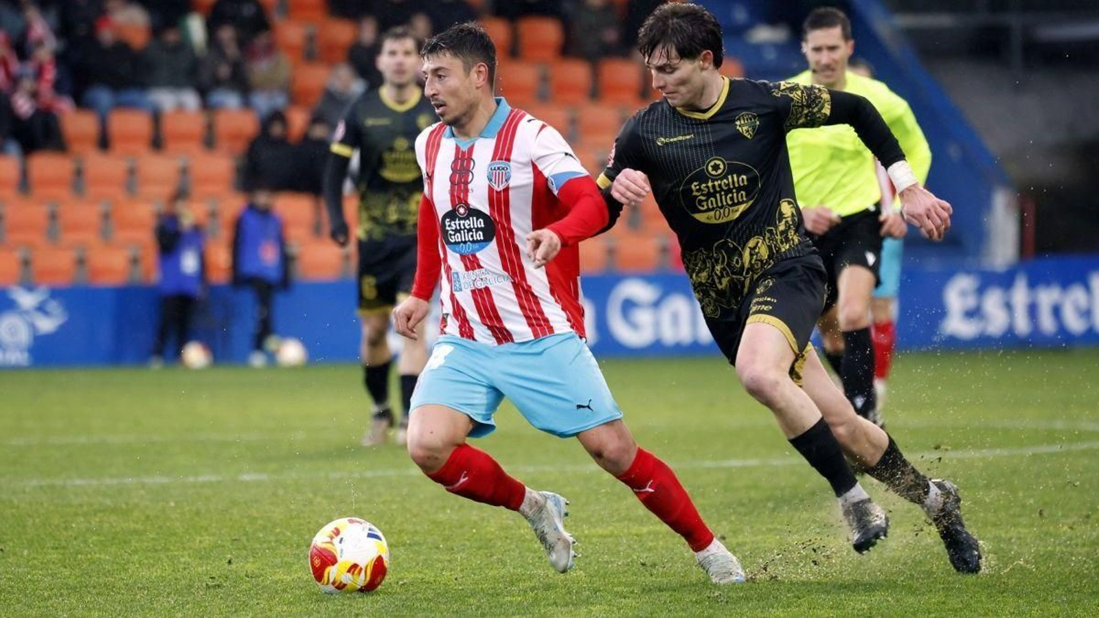 Kevin Presa, del Lugo, conduce el balón ante Álvaro Yuste, del Ourense CF en el derbi disputado en el Anxo Carro.