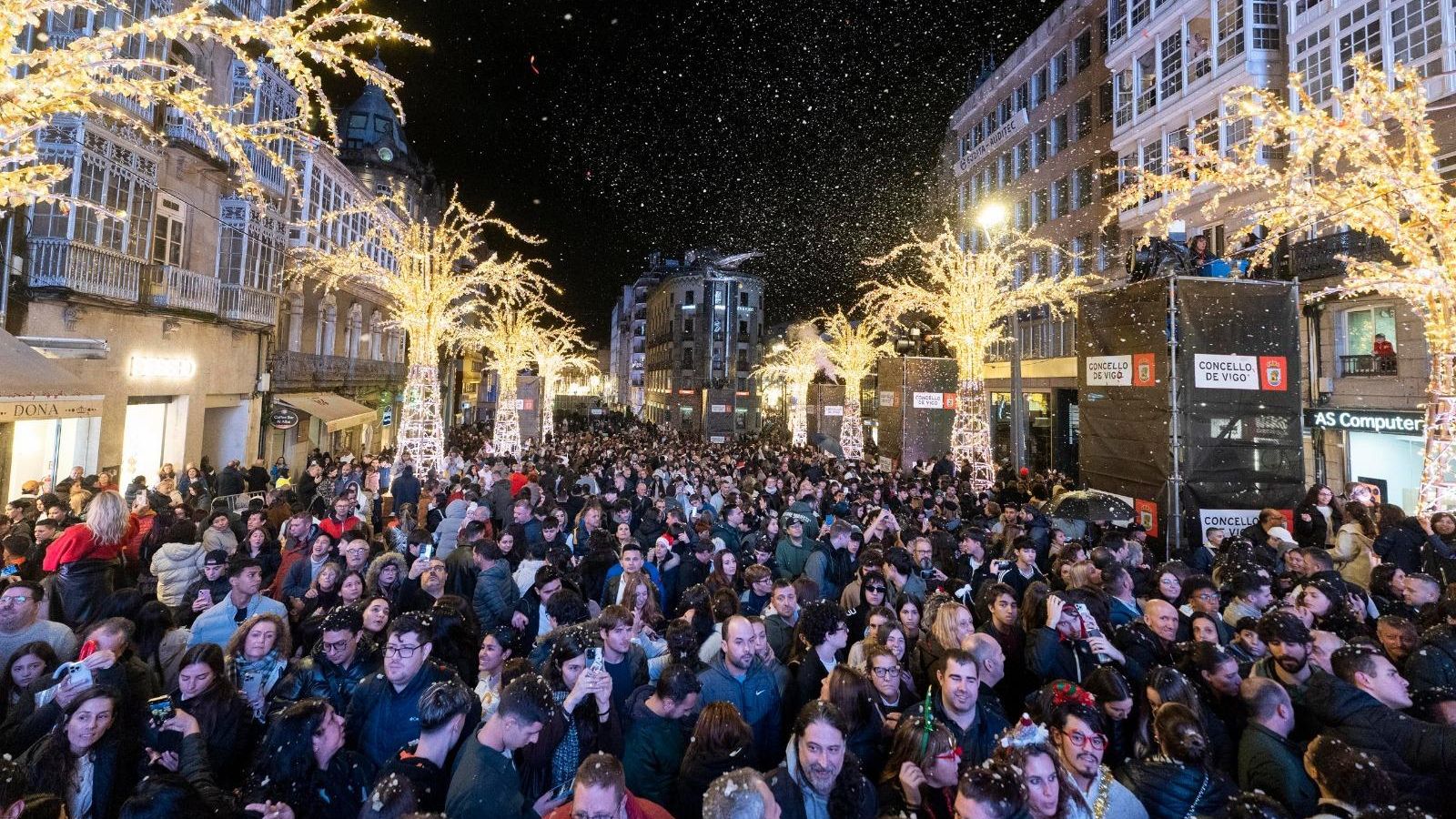 El público entusismado con el encedido de luces bajo la nieve de atrezzo.
