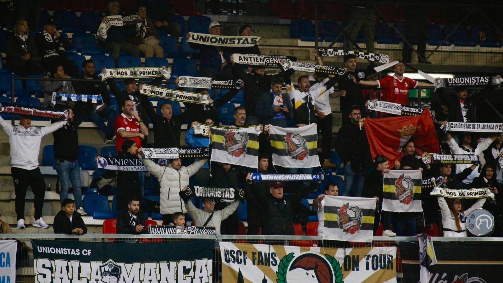 Galería | Tarde de frío y lluvia en O Couto entre Ourense CF y Unionistas de Salamanca