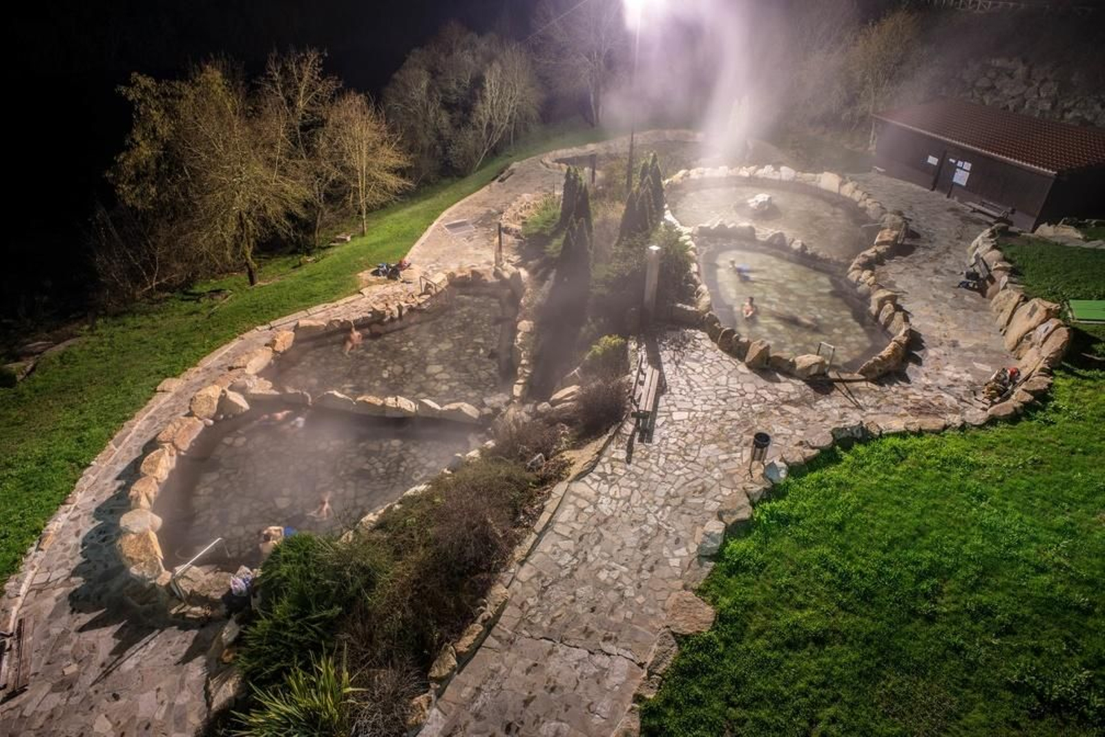 Las termas de Outariz, de noche (ÓSCAR PINAL).