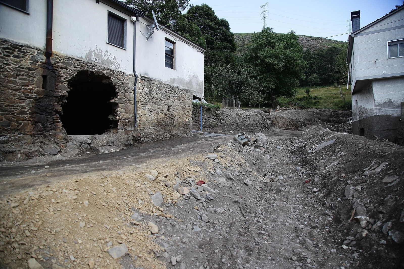 Galería | Así están A Bouza y Pixeiros tras más de un mes de limpieza de escombros por las riadas, en fotos