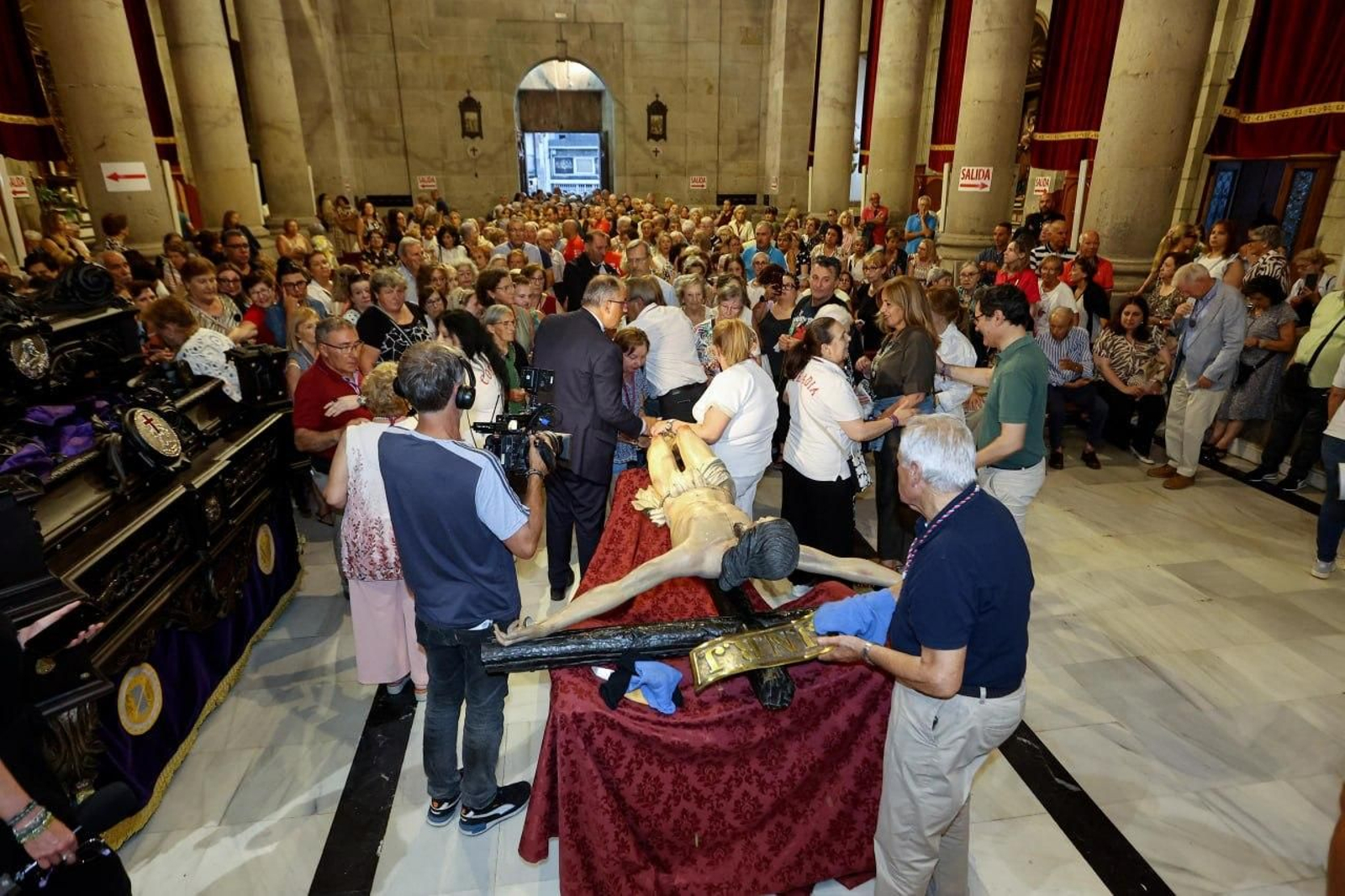 Galería | Vigo vive el pregón y el descendimiento del Cristo da Victoria