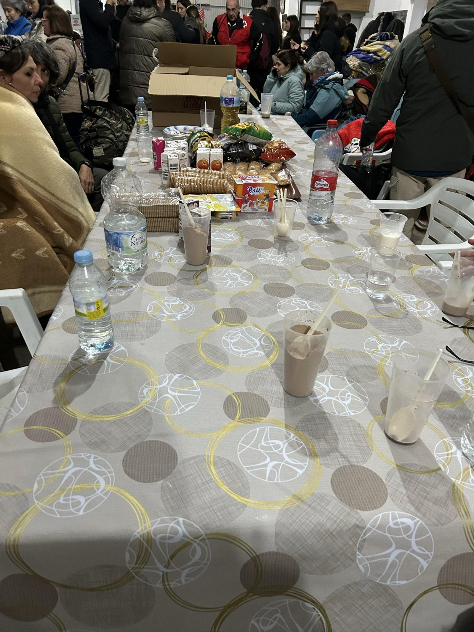 Fotos | Brutal impacto entre un tren Alvia y un Iryo en la línea de alta velocidad a la altura de Adamuz (Córdoba). Atención a los afectados en el pueblo de Adamuz.
