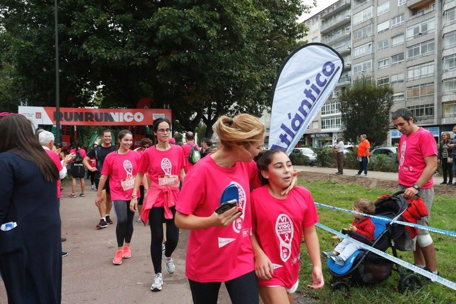 El color rosa abarrotó la Avenida de Castelao - JV Landín 042