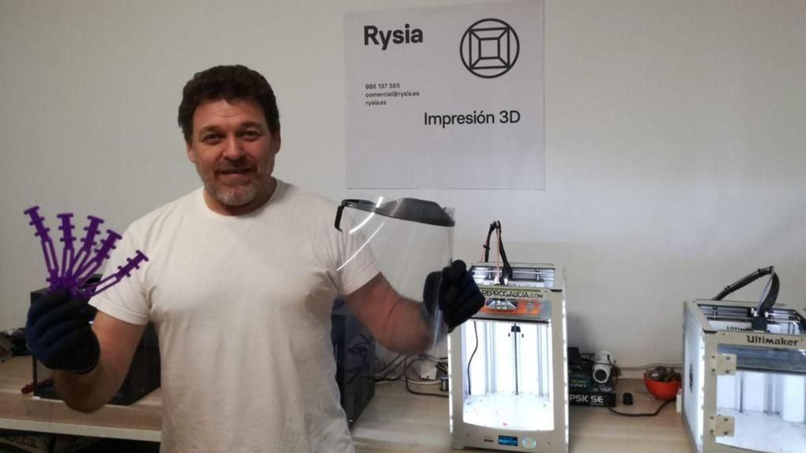 Rafael Rosa en la sede de la empresa viguesa que fabricó las pantallas protectoras.