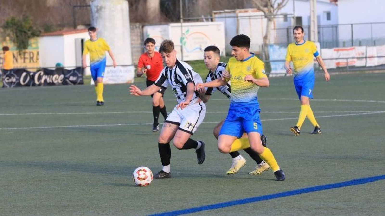 El industrial David intenta frenar al antelano Carlos.