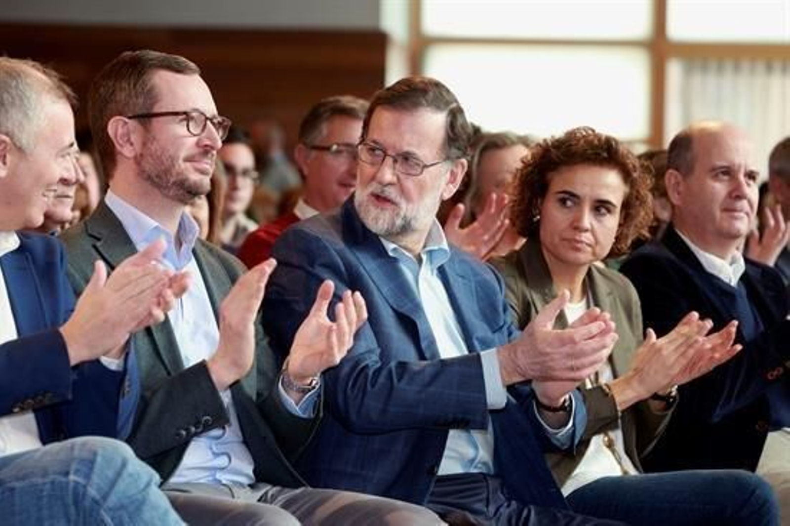 El presidente del Gobierno de España, Mariano Rajoy, la ministra de Sanidad Dolors Montserrat (2d), y el vicesecretario del Partido Popular del País Vasco Javier Maroto(2i), en la clausura de la Convención Nacional sobre Familia y Conciliación.