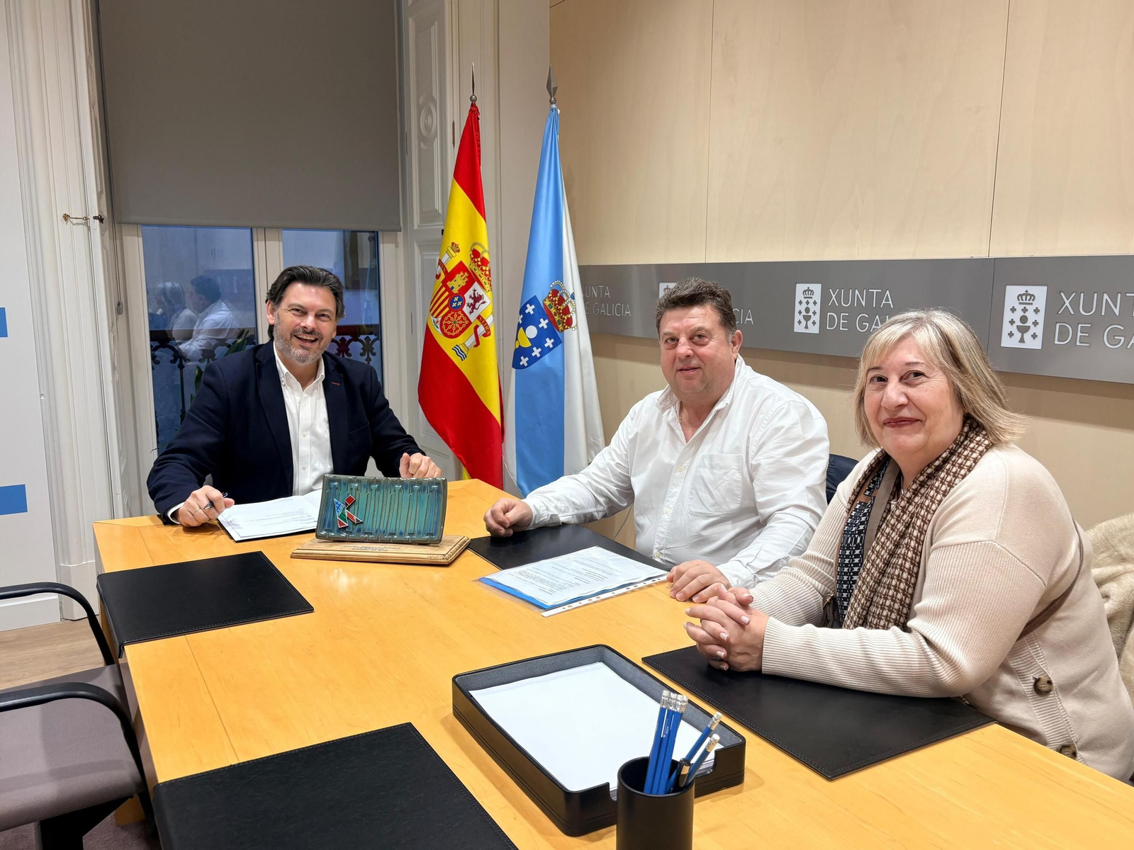 El secretario xeral da Emigración con los responsables del Centro Gallego de Bizkaia