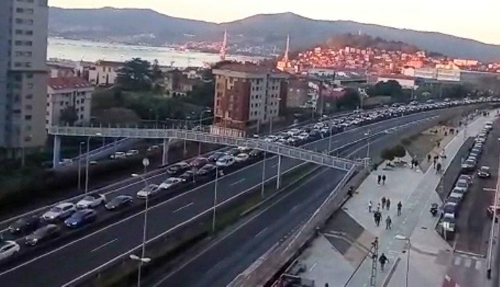 Largas colas para entrar por la AP-9