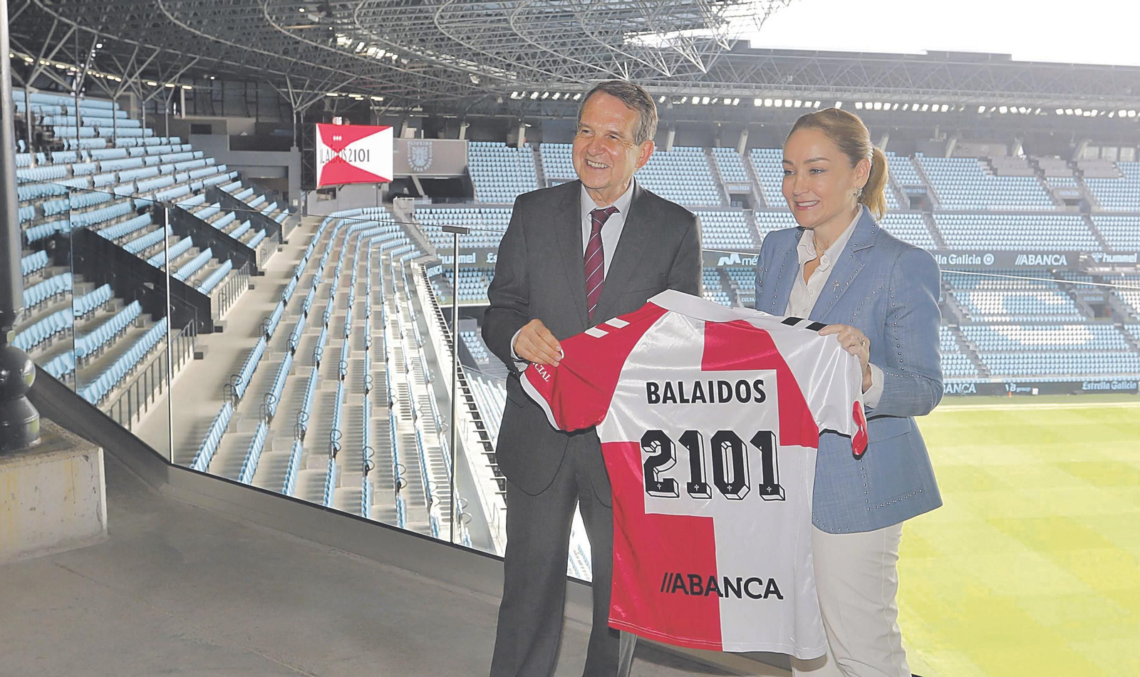 Caballero y Mouriño, ayer en Balaídos, escenificando el acuerdo hasta 2101 con la camiseta viguesa del Celta.