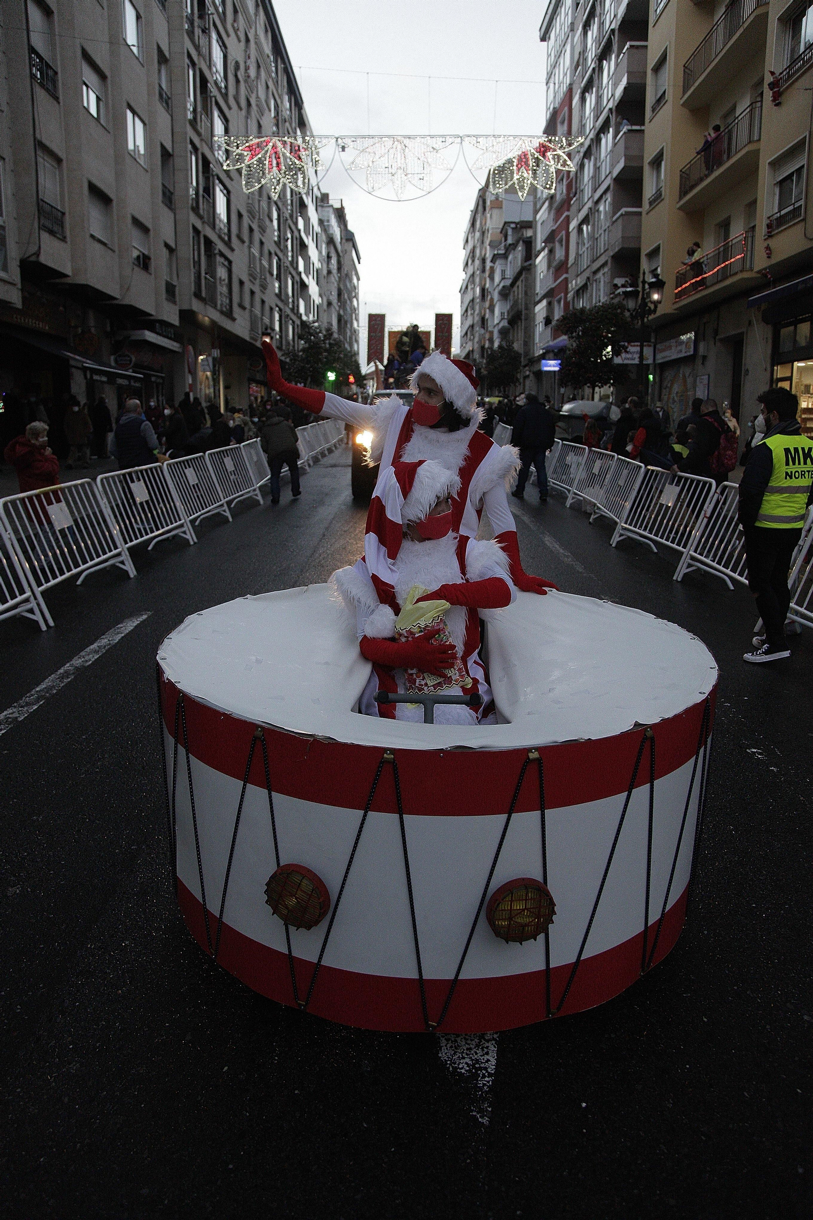 OURENSE. Fantasía y luz en el desfile de los Reyes Magos por la ciudad. // Miguel Ángel