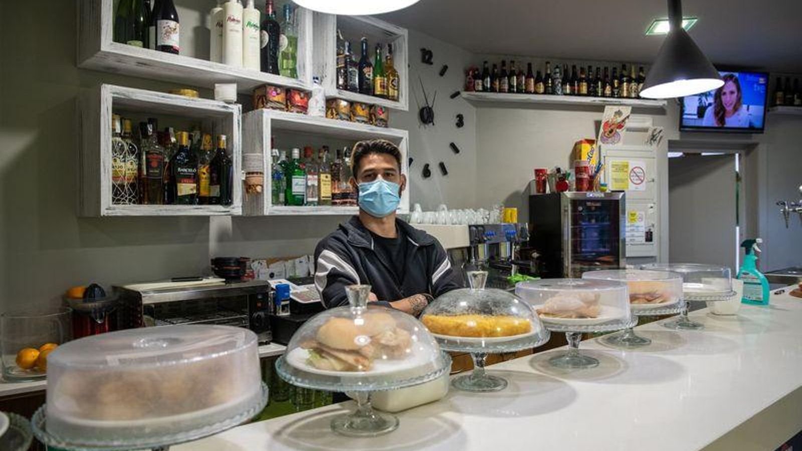  OURENSE (PRAZA MAIOR). 05/11/2020. OURENSE. Reportaje sobre el cierre de la hostelería y cómo algunos resistirán repartiendo comida a domicilio. FOTO: ÓSCAR PINAL  Bar miguel- Yors Rego