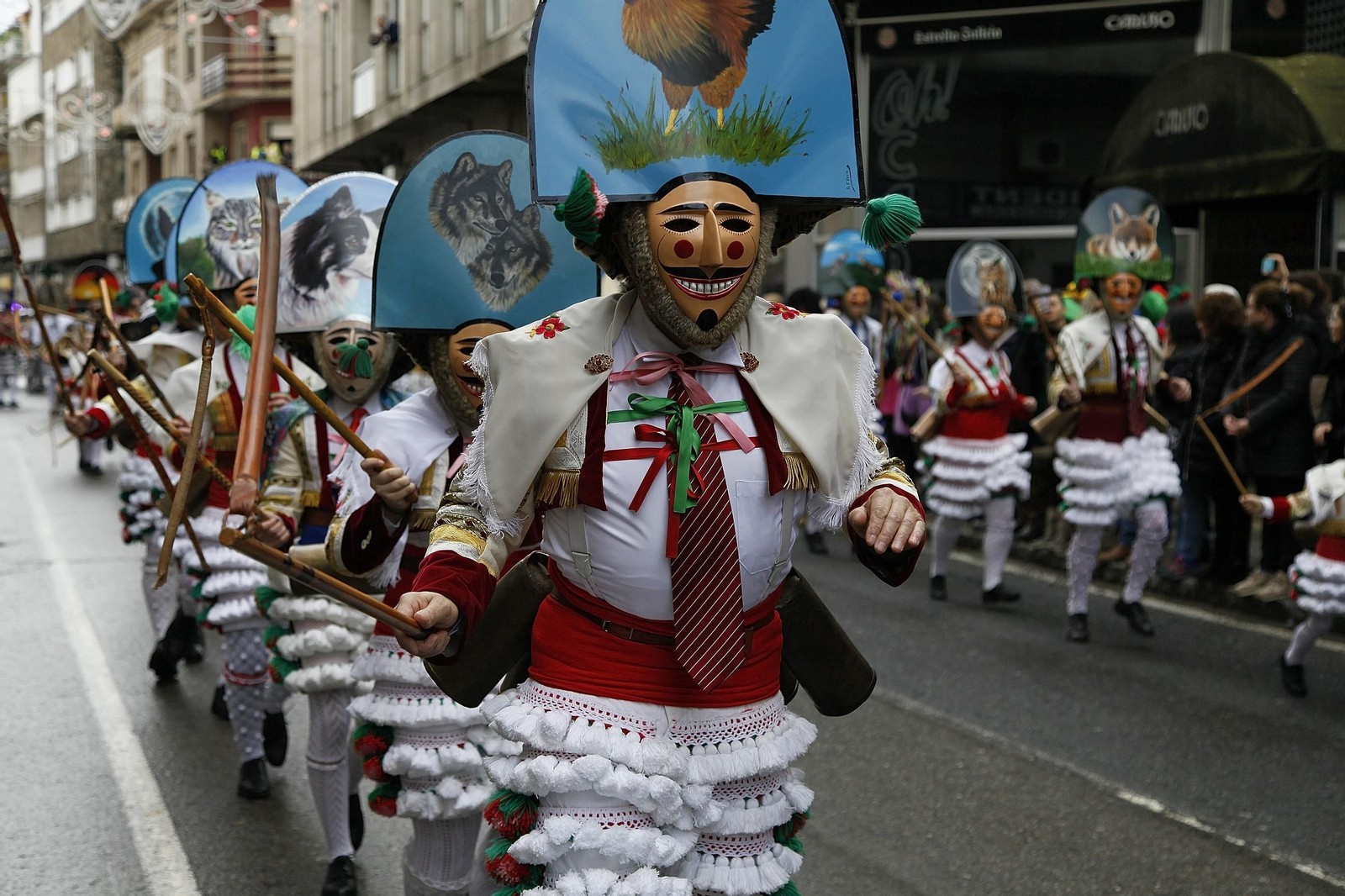 Galería | Música, color y tradición con las llegada de los Cigarróns a Verín durante el Domingo de Corredoiro