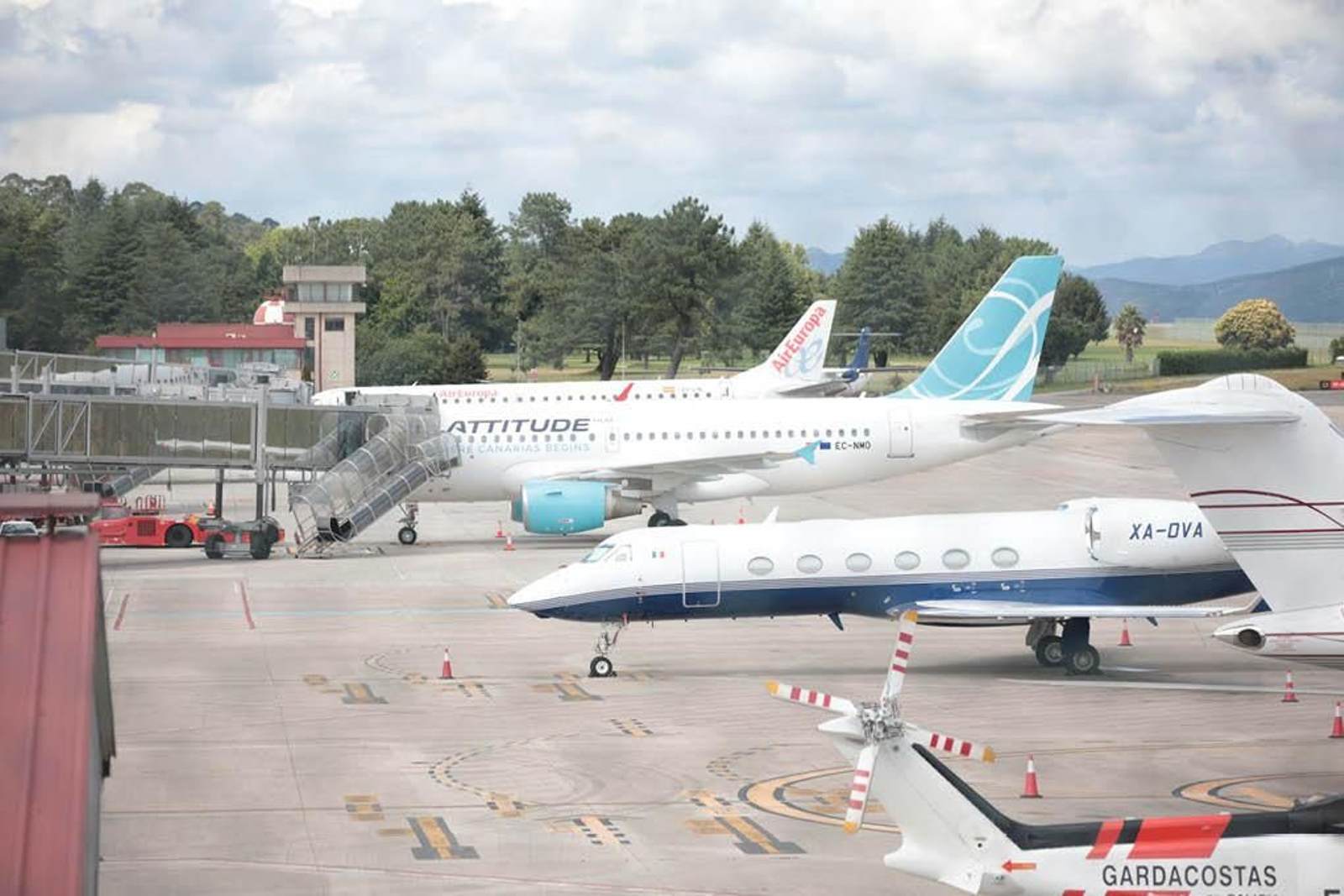 El Airbus 319 de Lattitude Hub este domingo antes de su primer vuelo desde Peinador.