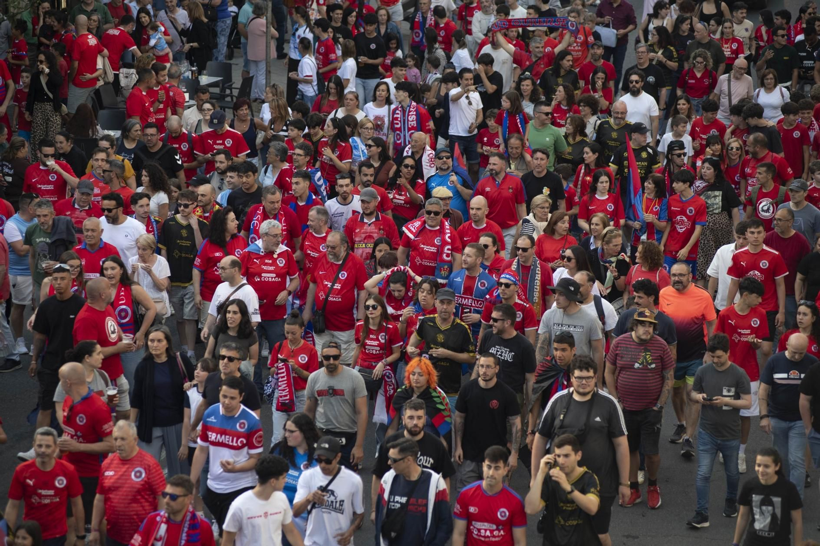Galería | La aplaudida acogida de los unionistas a la UD Ourense contrasta con la pitada a Jácome en la Plaza Mayor, en fotos