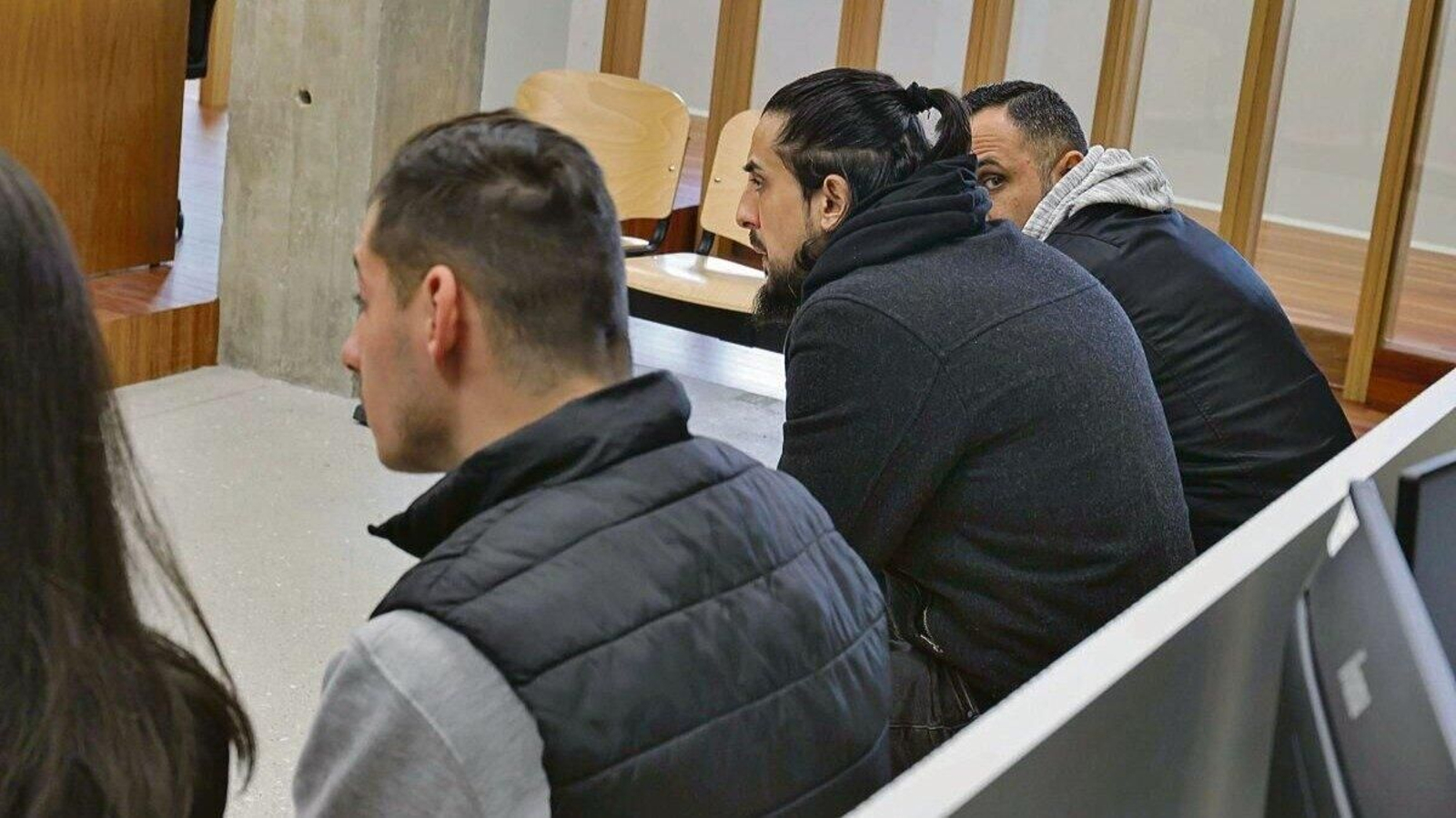 Christian, Alex y Gabriel, ayer, en el banquillo de la sección quinta de la Audiencia, que les devolverá el dinero que ingresaron de más. | Foto: Jorge Santomé