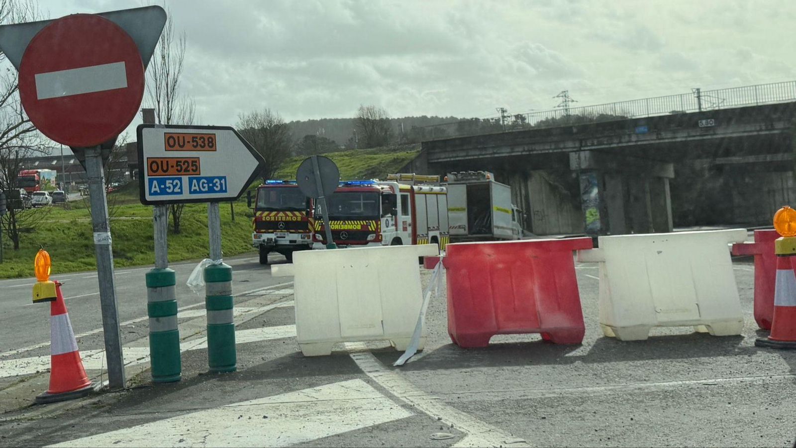 Bomberos limpiando el acceso al Polígono de San Cibrao bloqueado hasta ahora por la tractorada