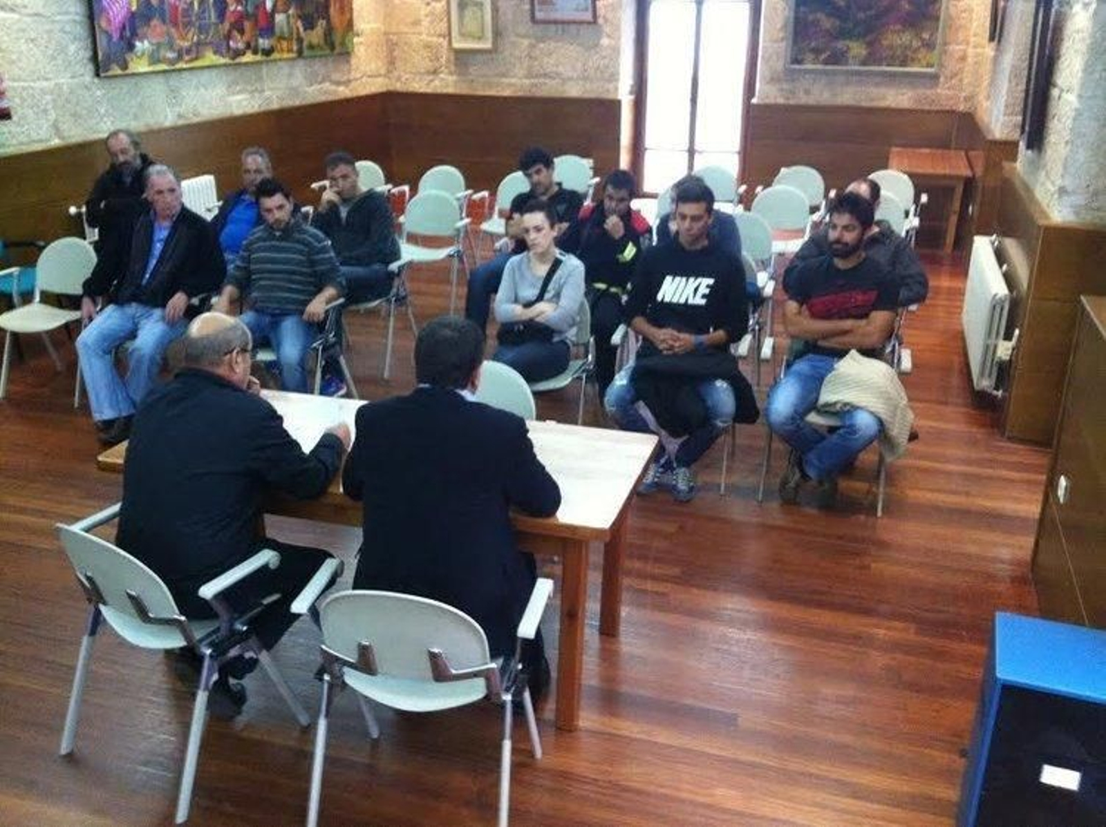 Argimiro Marnotes y el concejal Emilio Carballeda (de espaldas), con los miembros del grupo de emergencias