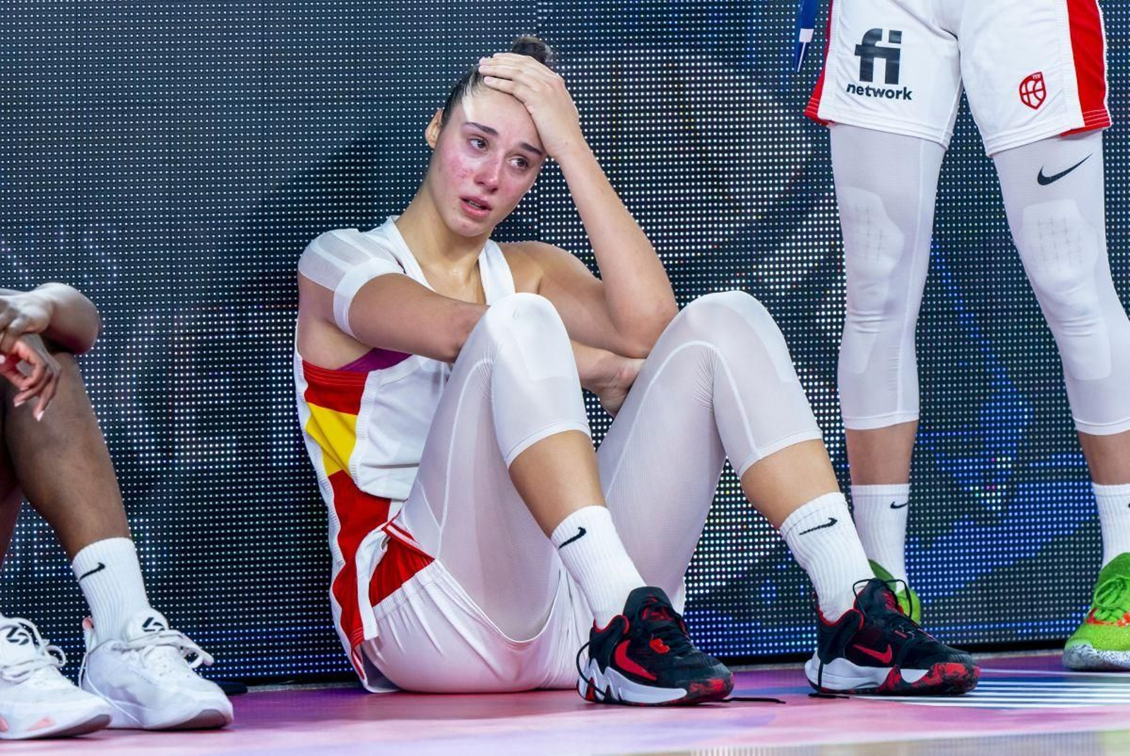 La excéltica Raquel Carrera, en el suelo, tras perder  la final del Europeo de baloncesto que disputó la selección española ante Bélgica.