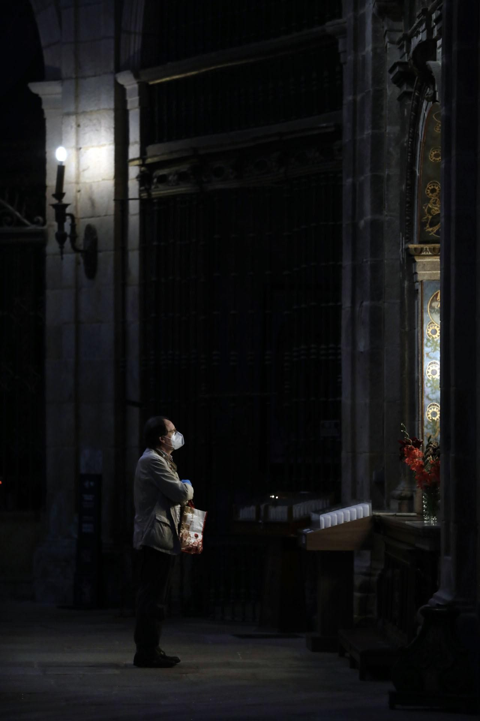 Los fieles regresan a la Catedral // FOTO: JOSÉ PAZ