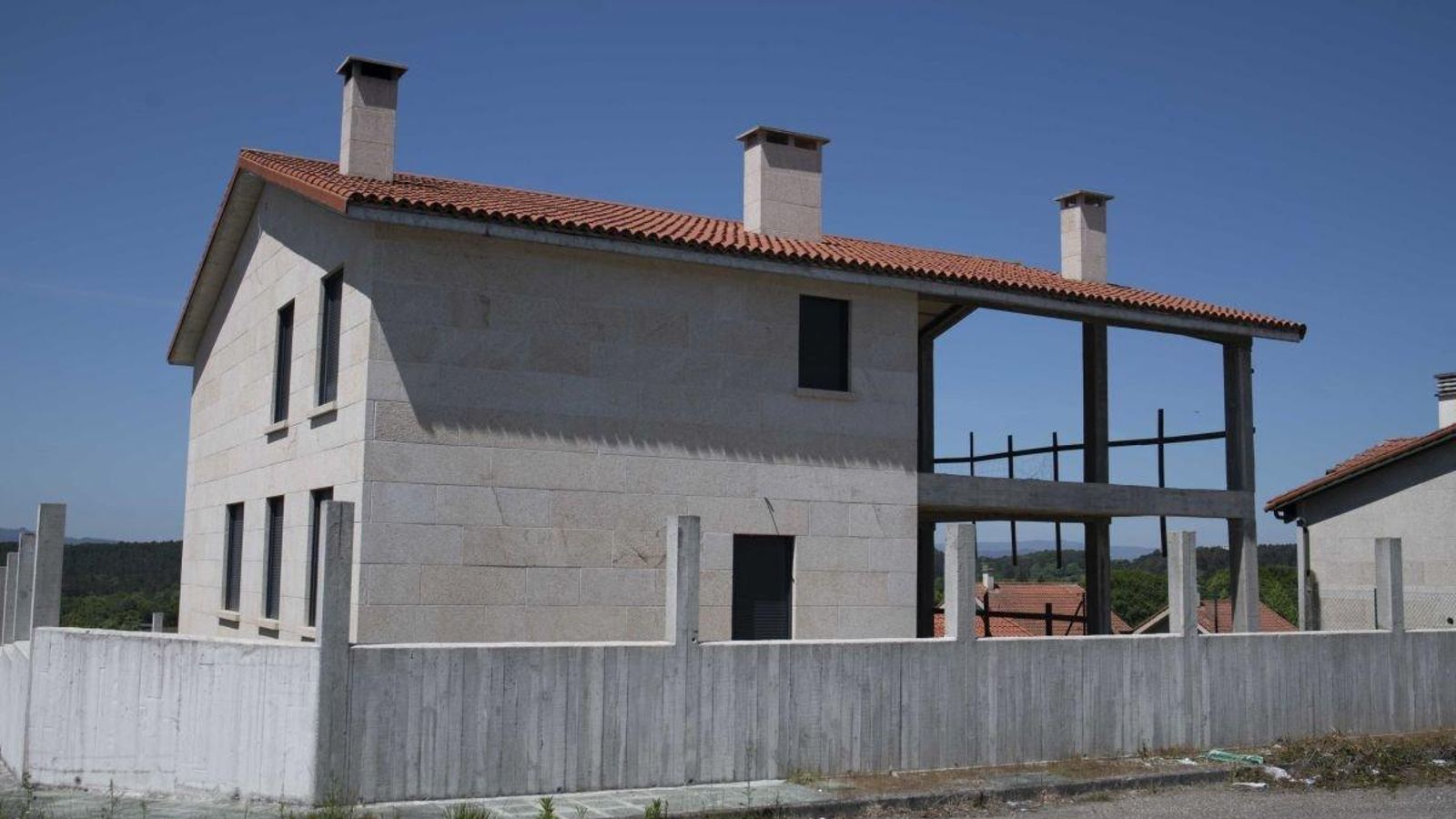 Un adosado sin terminar en la urbanización de Val do Seixo, en A Manchica (A Merca) (Foto: Xesús Fariñas).
