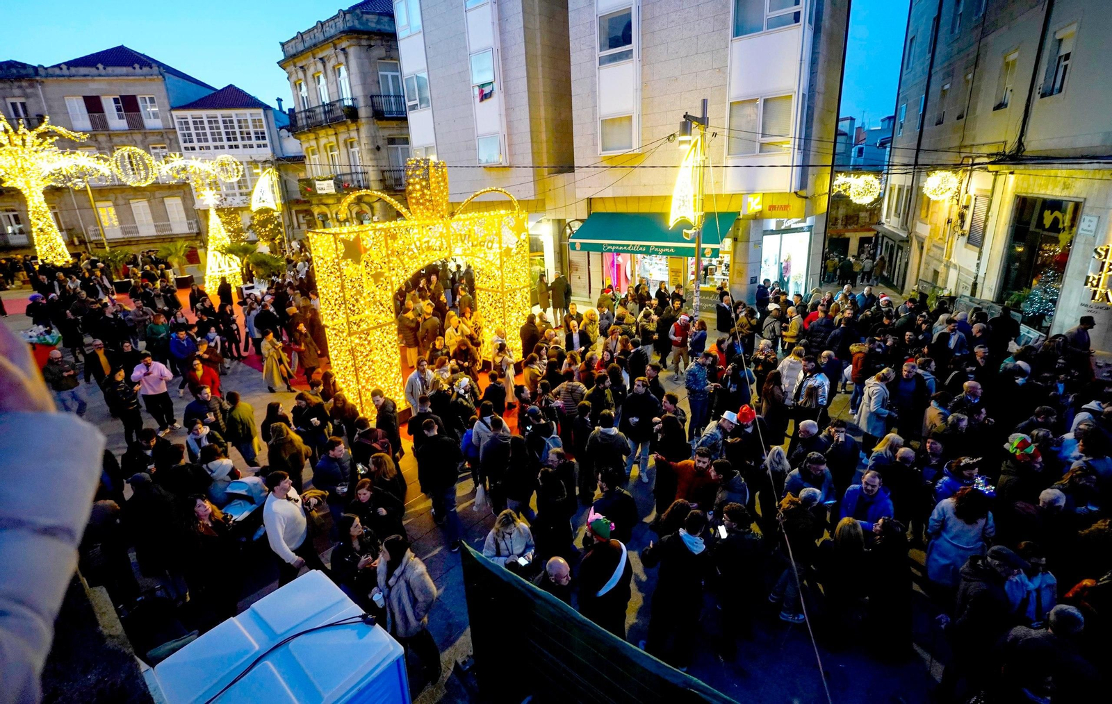 Galería | La Tardevieja llena de gente el centro de Vigo