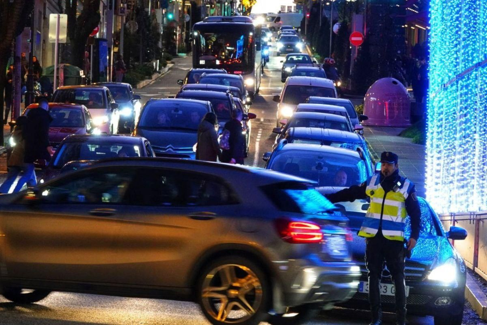 Un agente de la Policía Local dirigiendo el tráfico en el centro de la ciudad.