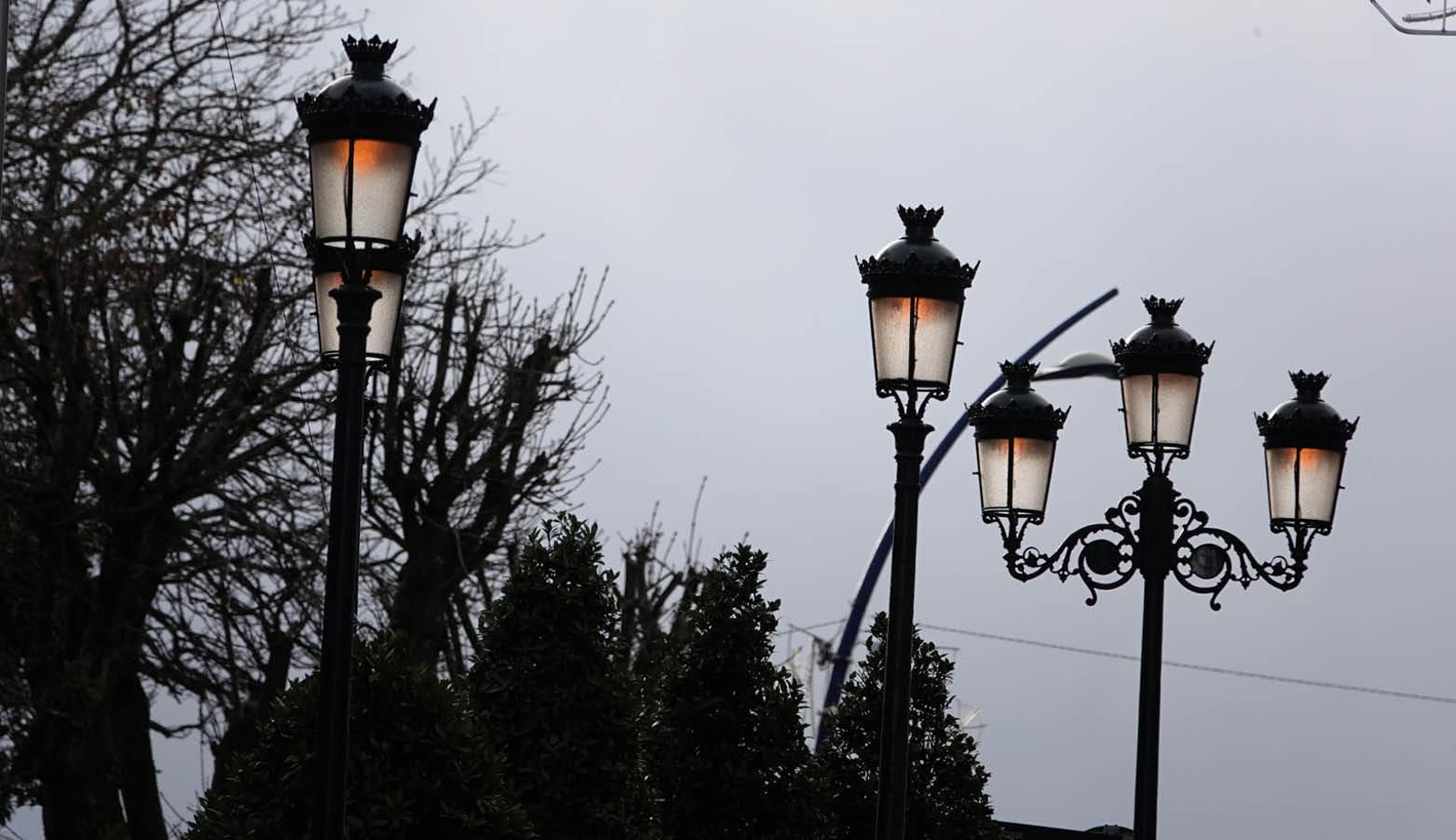 Farolas apagadas en la calle Gran Vía de Vigo.