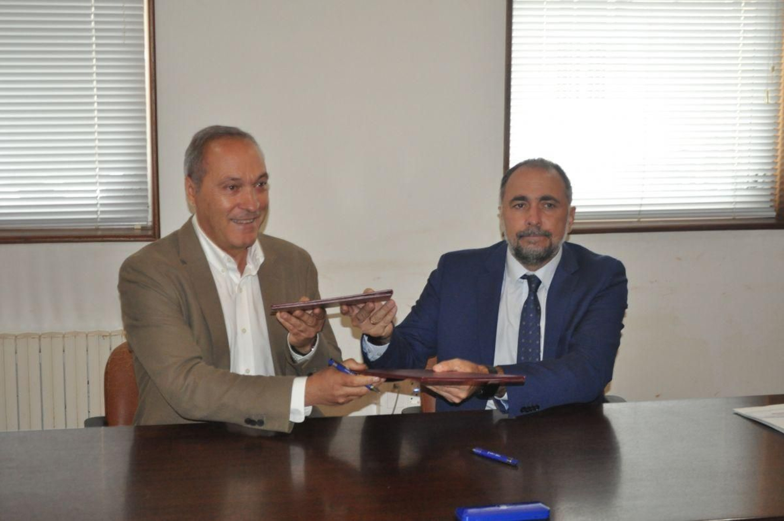 Agustín Reguera y García Comesaña, ayer durante la firma del convenio.