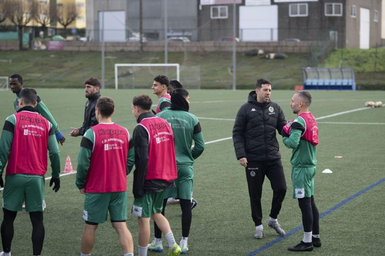 El entrenador del Arenteiro, Jorge Cuesta, se dirige a David Ferreiro en A Uceira.