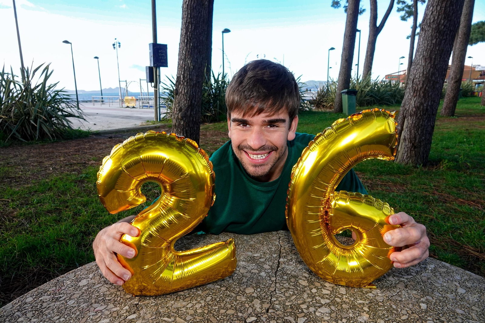 Martín con los que da la bienvenida a 2026 con dos globos y con Atlántico en el pinar de Samil.