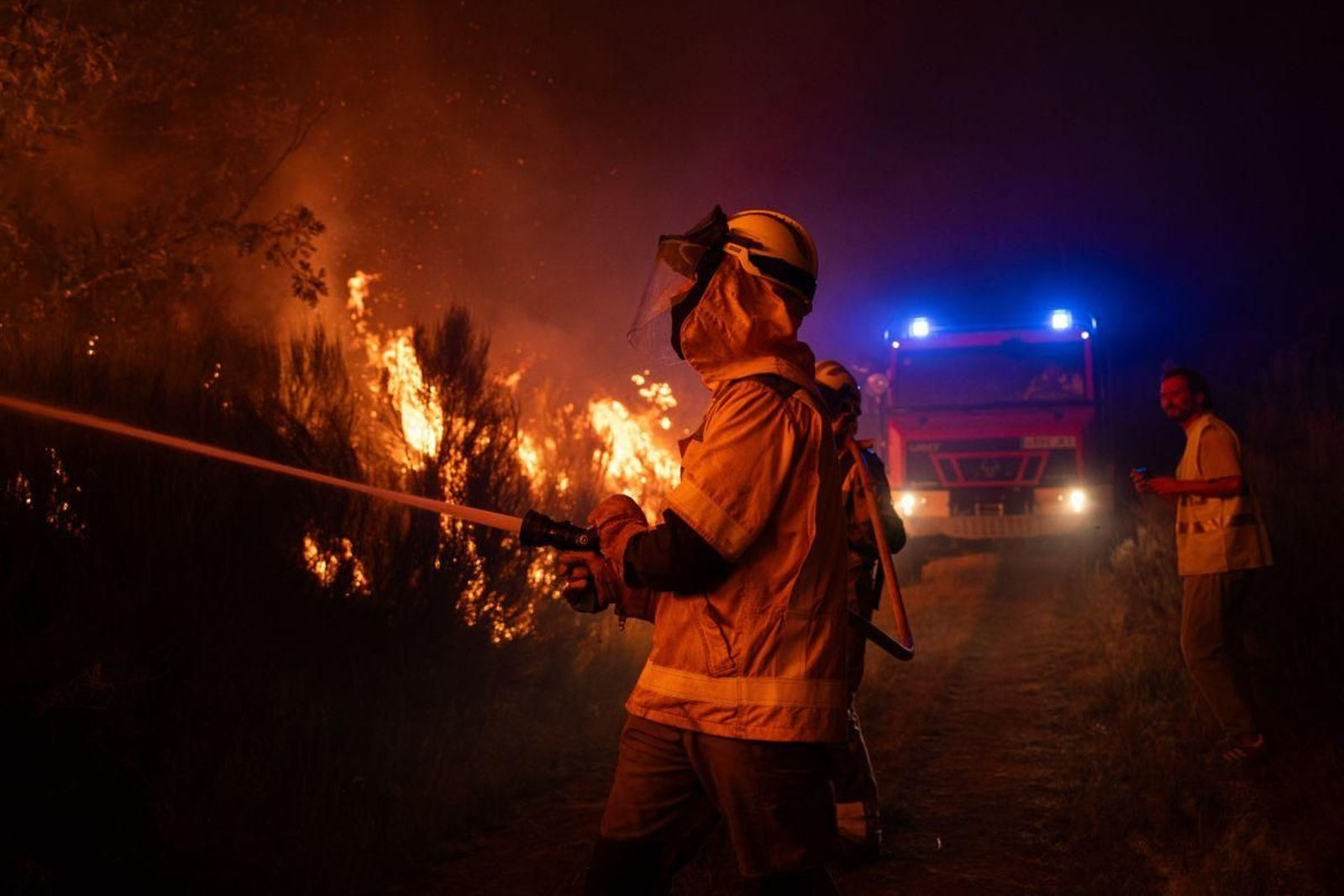 Un bombero lucha contra el incendio de Calvos de Randín de septiembre.