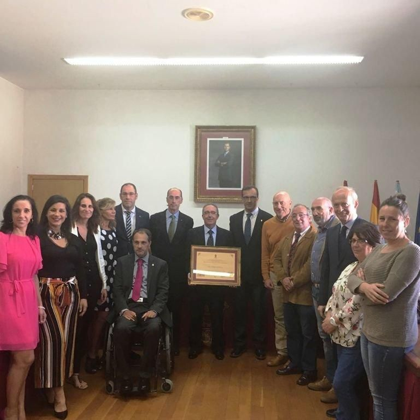 Pousa Estévez, flanqueado por el conselleiro y el alcalde posó con amigos, vecinos y concejales de Baiona.