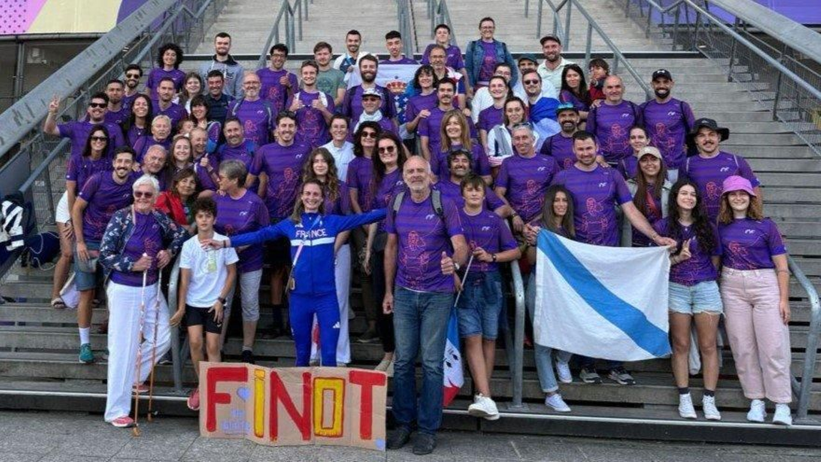 La atleta francesa Alice Finot se fotografía con el grupo de apoyo que la acompaña en los Juegos Olímpicos de París.