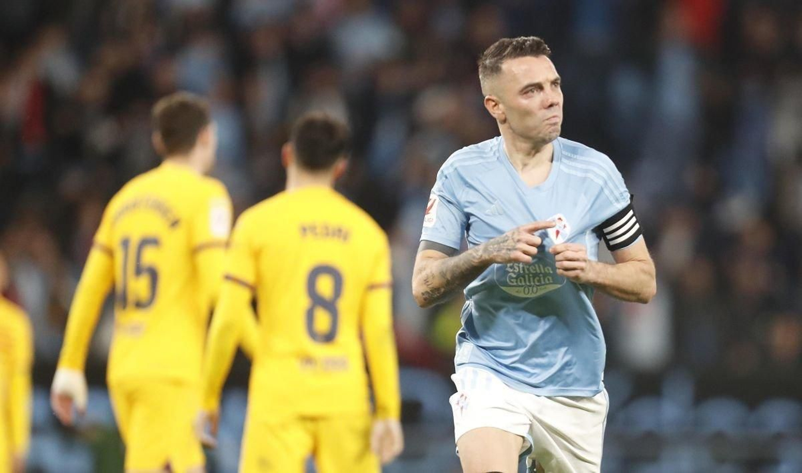 Iago Aspas hace su habitual gesto de señalar el escudo tras anotar ayer su cuarto gol del curso, el 200 con el Celta.