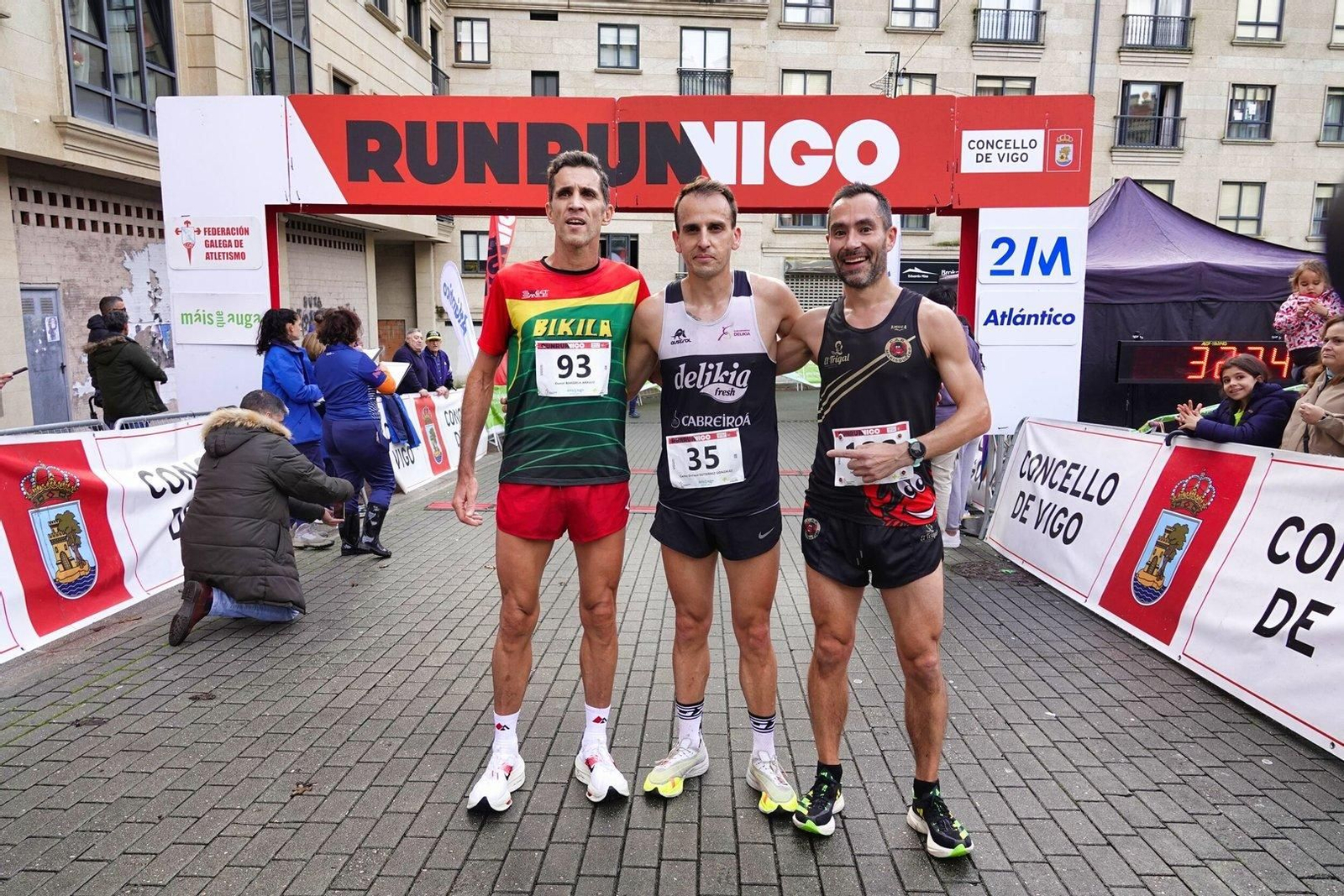 Los tres primeros en la categoría masculina en la Vigo+11 en Coia.